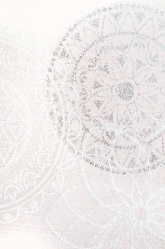 Gardine Rami - weiß bestickt und weiß-silber bedruckt, 145cm breit